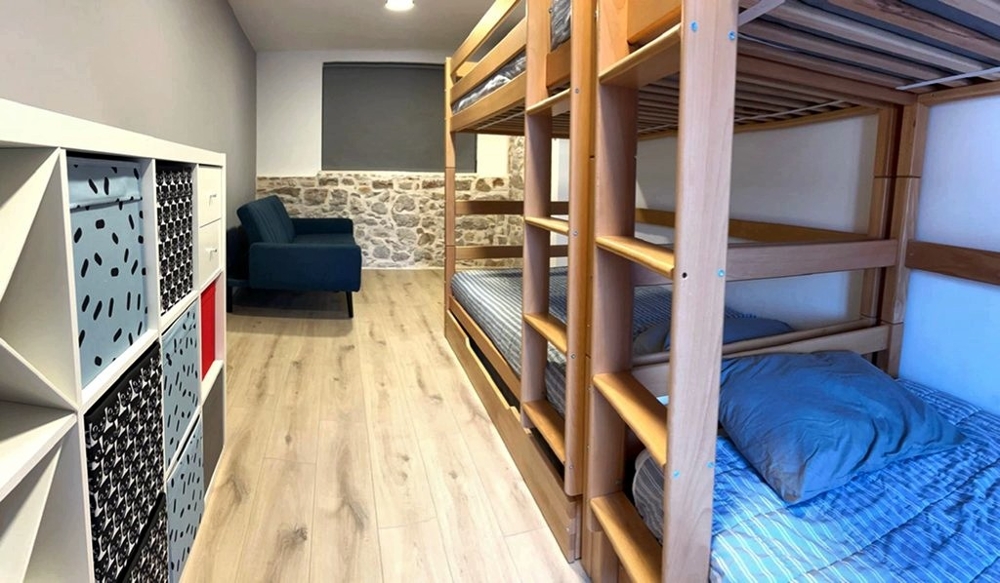 Hálószoba emeletes ággyal és tárolóhellyel