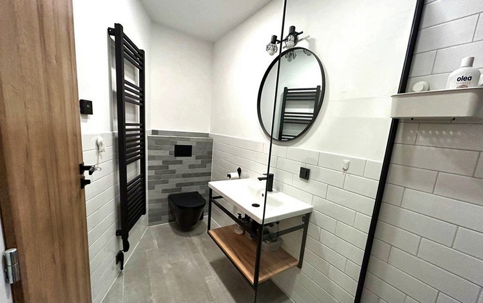 Modern fürdőszoba zuhanyzóval és mosdóval