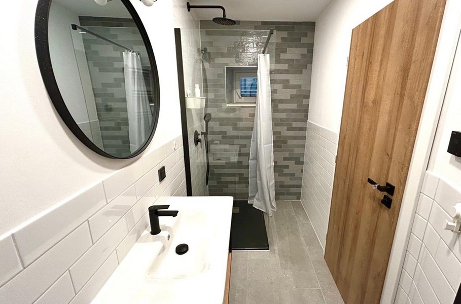 Fürdőszoba padlószinti zuhanyzóval és modern berendezéssel