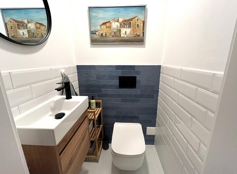 Külön WC mosdóval és fali csempével