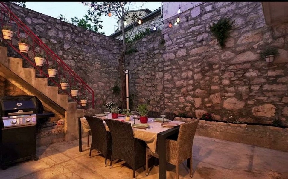 Belső udvar természetes kőfallal és szabadtéri ülősarokkal