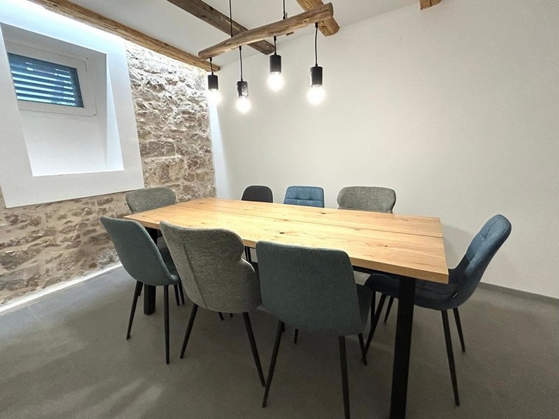 Fedett, fedett étkező fagerendákkal és világítással