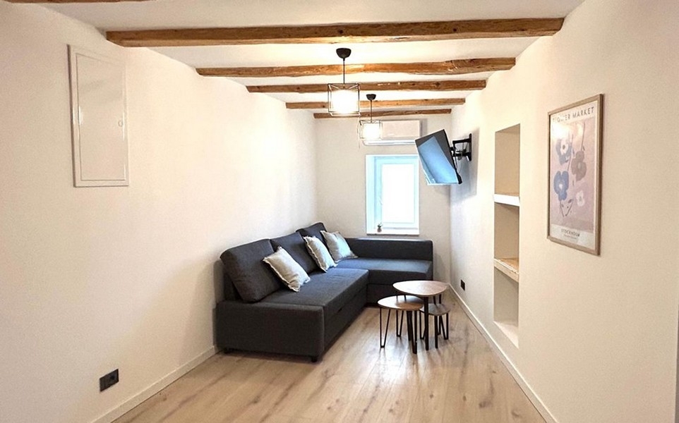 Nappali kanapéval és gerendás mennyezettel