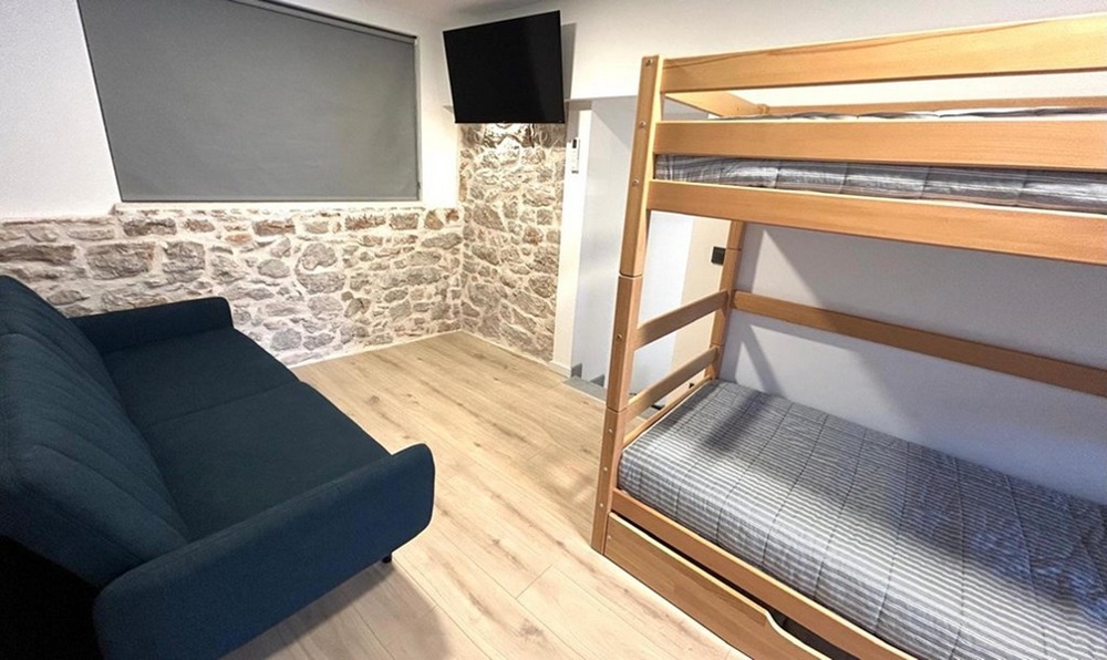 Szoba emeletes ággyal és további kanapéval