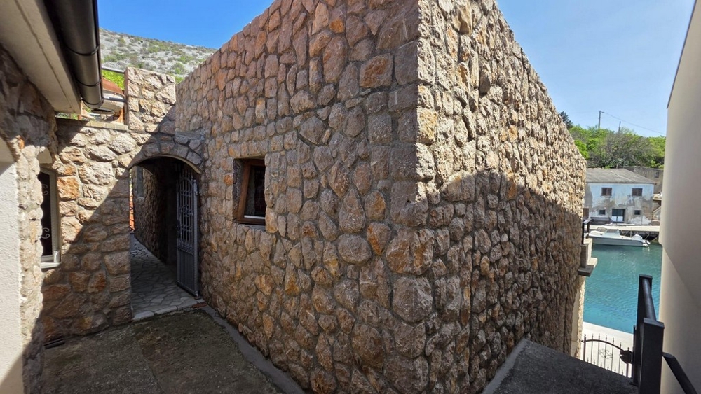 Természetes kőház hozzáféréssel és kilátással a vízre