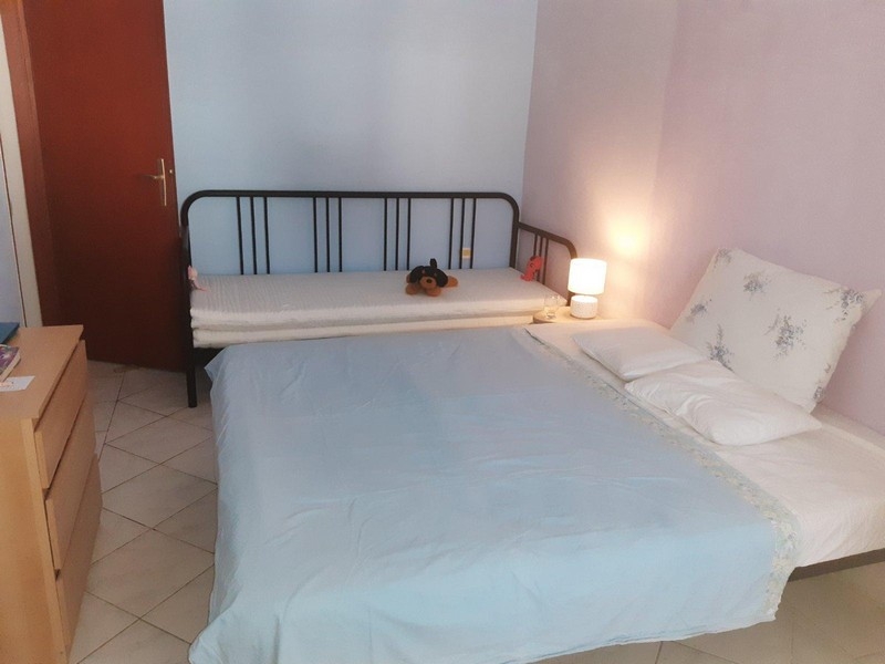 Hálószoba franciaággyal és további egyszemélyes ággyal