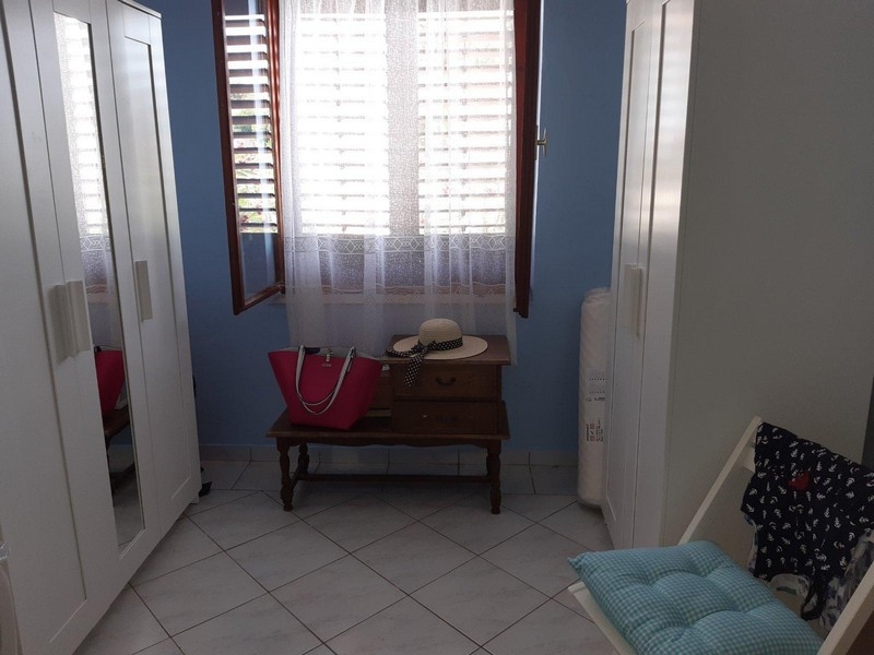 Szoba gardróbbal és ablak előtt