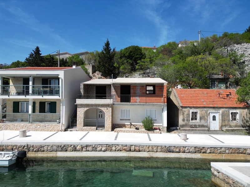 Eladó ház az 1. sorban a tengertől.