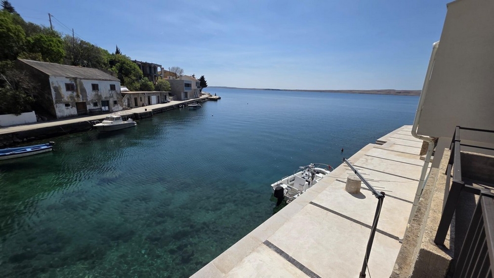 Terasz az első sorban a víz felé, csónakkikötővel és tengerre néző kilátással