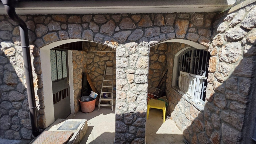 Fedett bejárati rész természetes kőhomlokzattal és boltívekkel