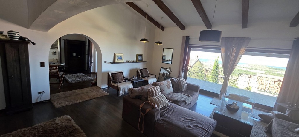 Nappali kijárattal az erkélyre, kilátással a környező területre