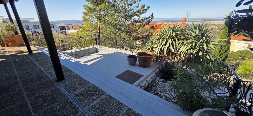 Terasz szabadtéri területtel és kilátással a környező területre