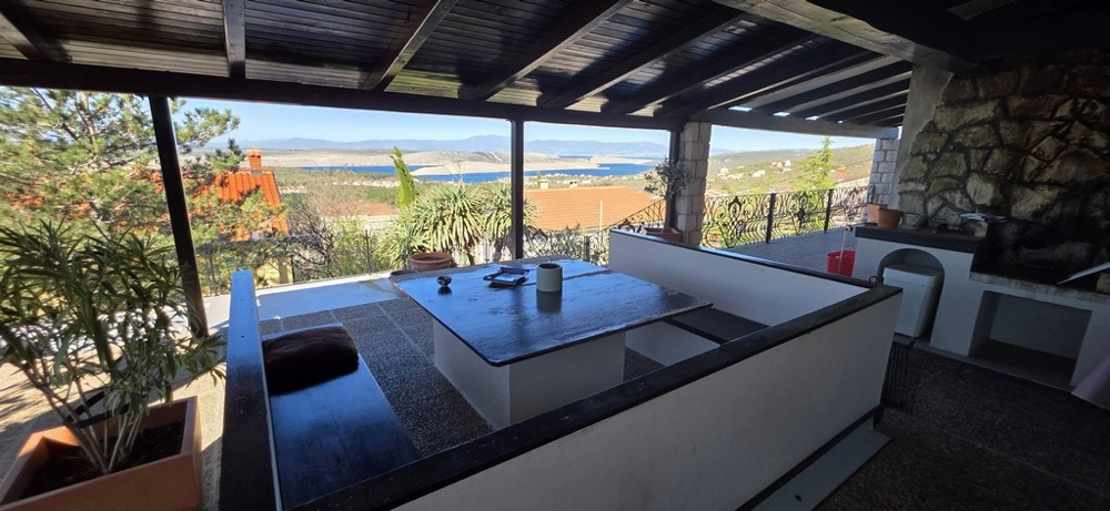 Tengerre néző kilátás a teraszon található grillezőből.