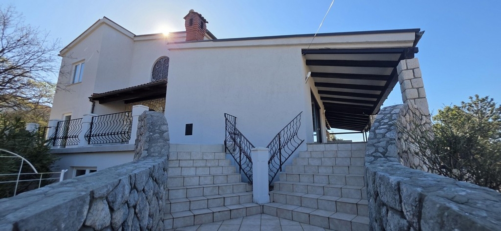 Ház nagy telekkel és terasszal csendes helyen, Jadranovo közelében