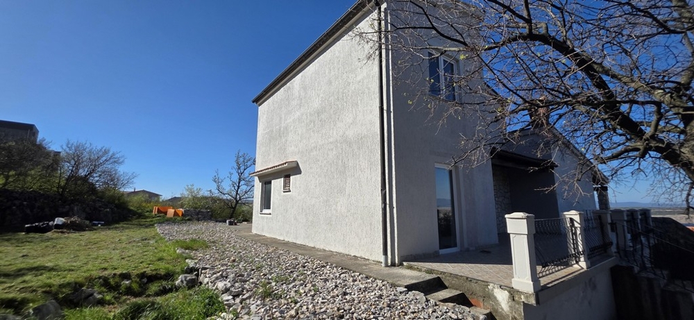 A ház külső nézete lépcsőházzal és fedett terasszal