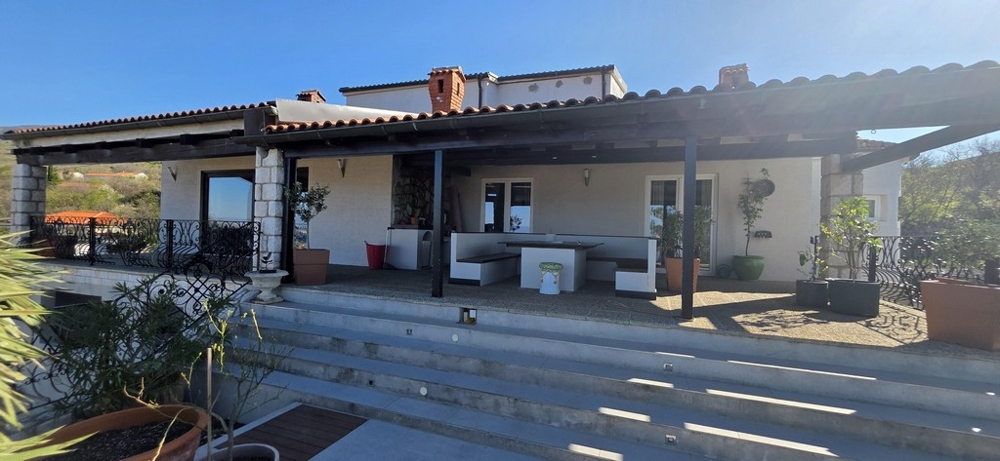 Oldalnézetből a ház ingatlannal és kerttel