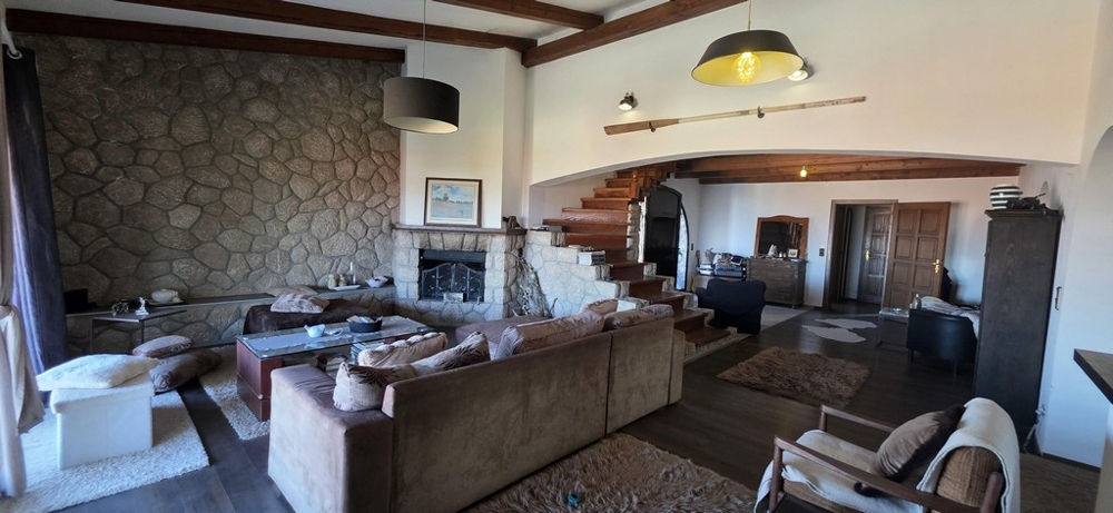 Tágas terasz ülősarokkal és mediterrán dizájnnal