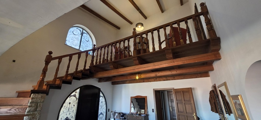 Nappali kandallóval, fagerendákkal és galériával