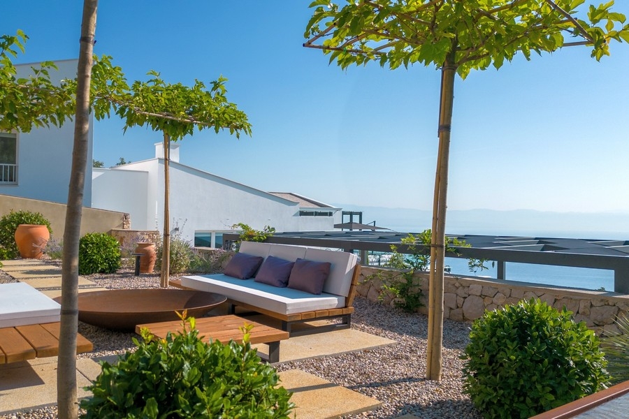 Kültéri társalgó ülőhelyekkel a kertben