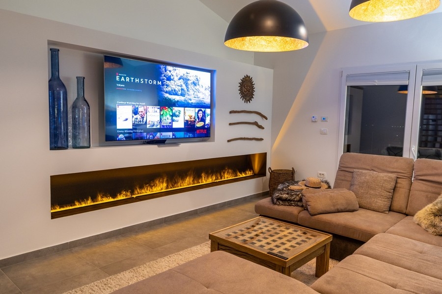 Nappali kandallóval és modern bútorokkal