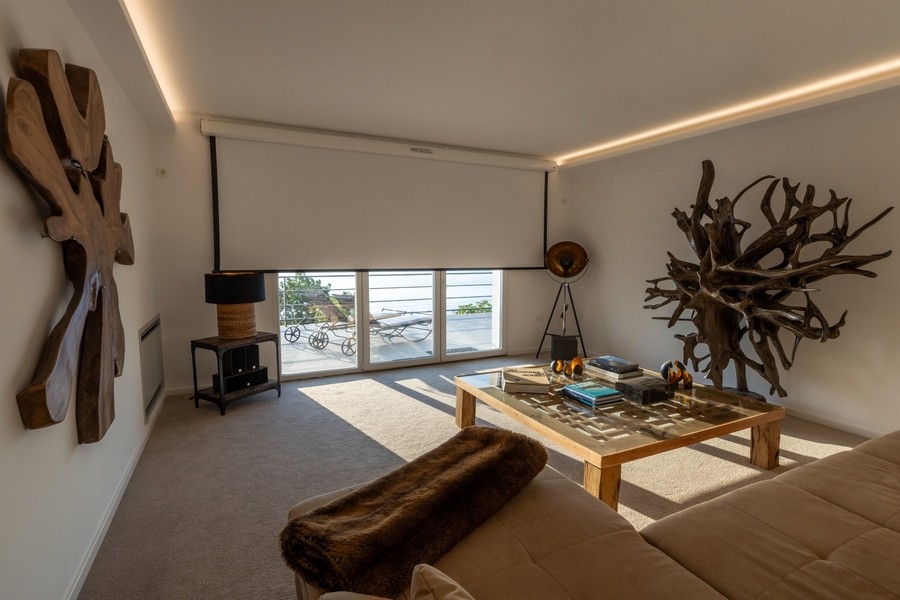 Nappali nagy ablakokkal és kilátással a tengerre