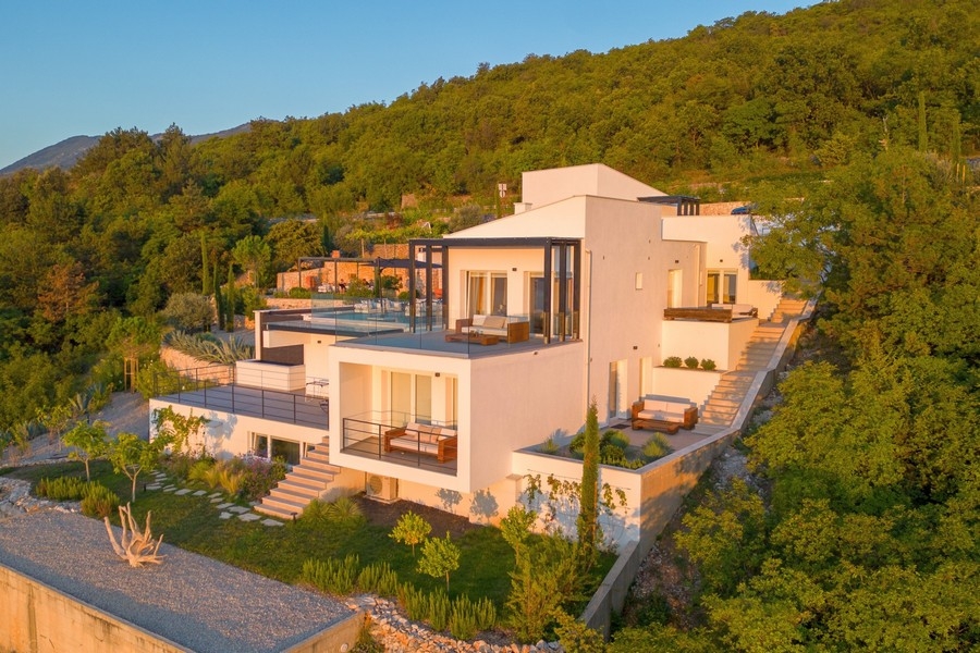 Teraszok üvegkorlátokkal és tengerre néző kilátással