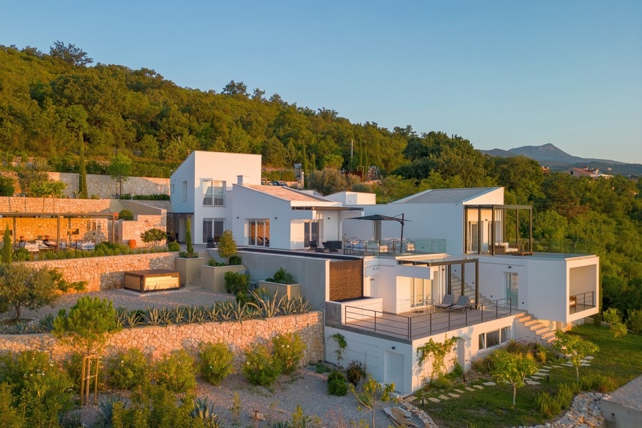 A villa külső nézete csendes, zöld környezetben