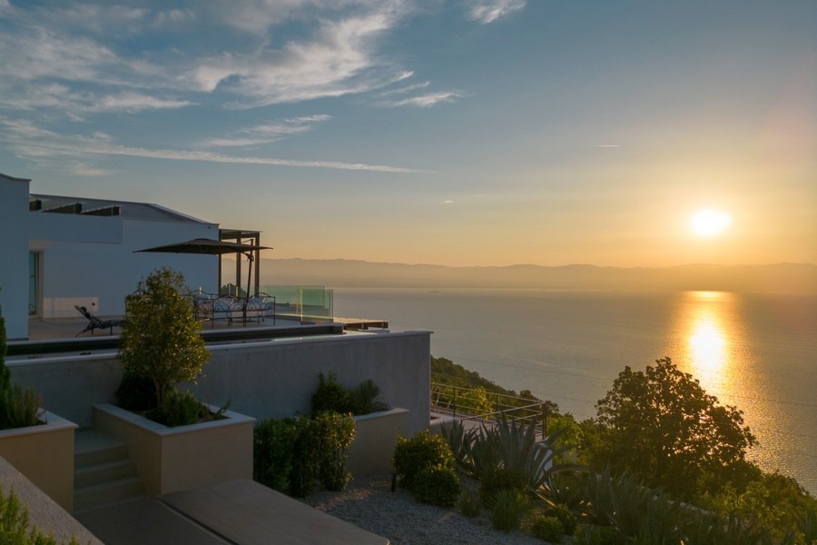 Napozóterasz nappalival és kilátással a tengerre