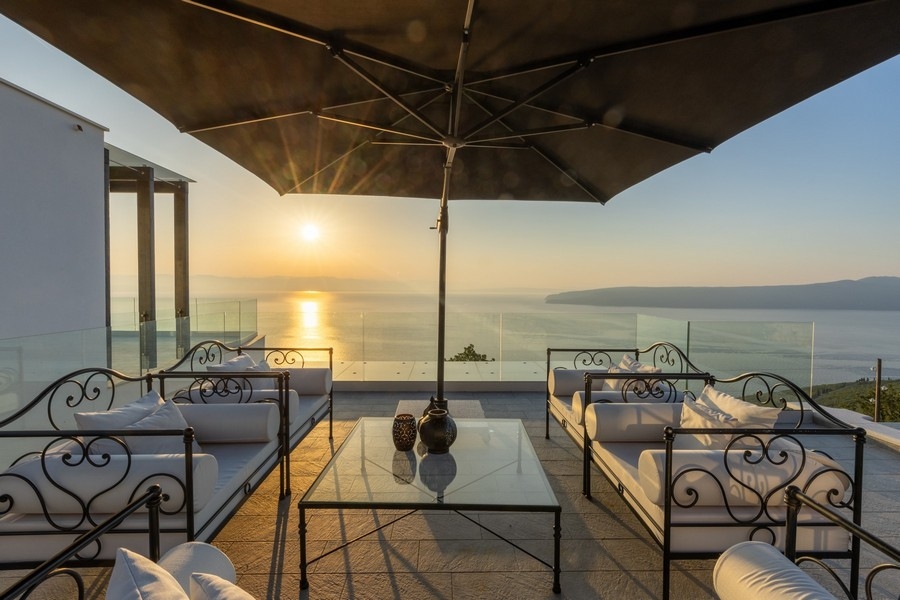 Mediterrán parkosított kert pihenősarokkal