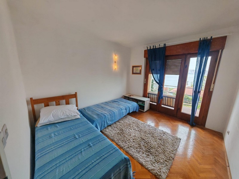 Hálószoba erkéllyel és kilátással a tengerre