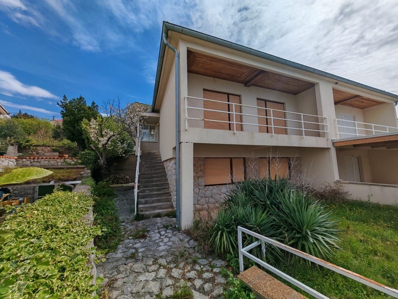 Eladó ikerház a tenger közelében Novi Vinodolskiban.