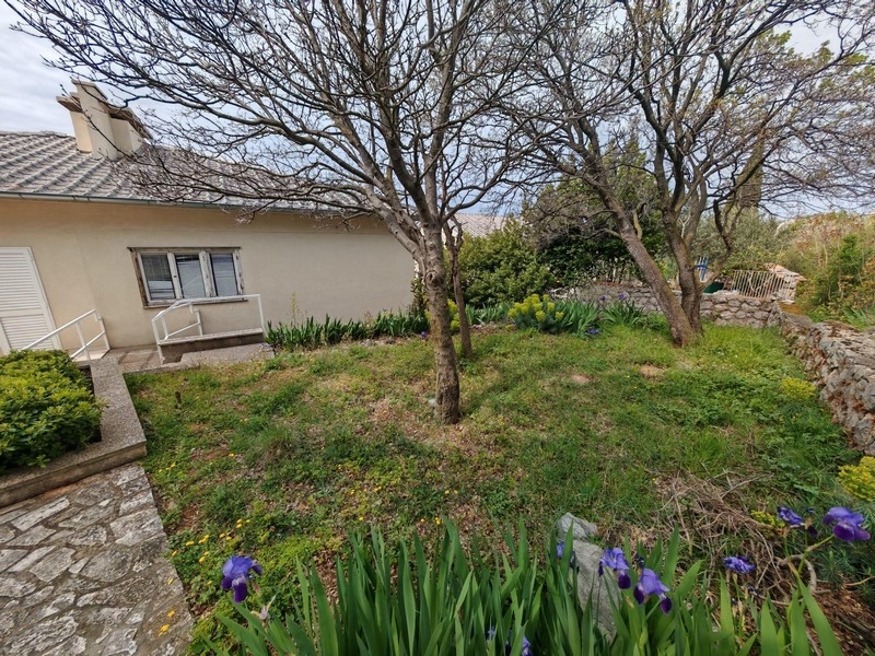 A H3893 ingatlan kertje Novi Vinodolski közelében.