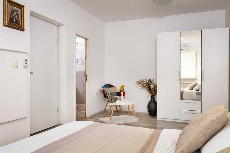 Tágas hálószoba hozzáféréssel a fürdőszobához