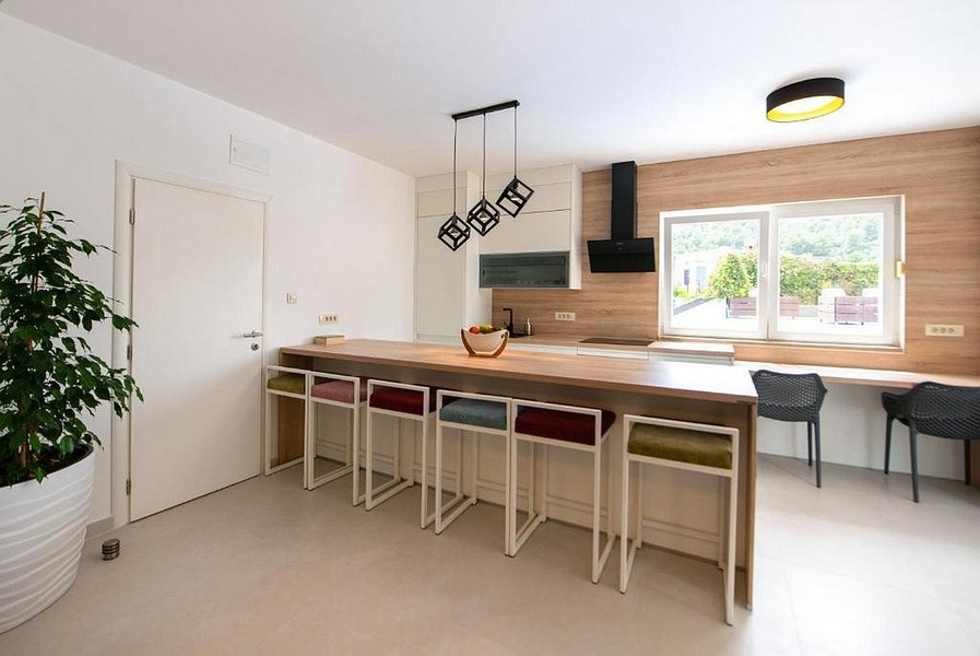 Nyitott konyha szigettel és ülőhelyekkel, modern stílusban