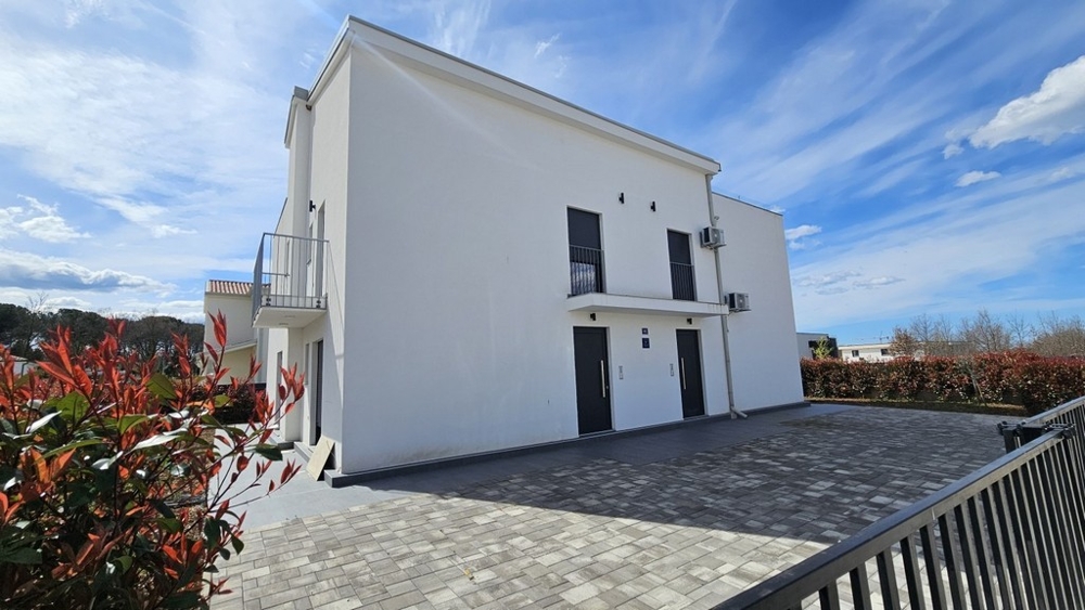 Az isztriai Porec közelében eladó H3895 ház hátsó része.