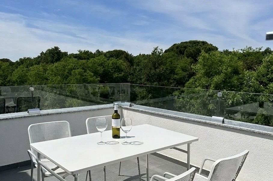 Hangulatos tetőterasz, kilátással a zöldre.