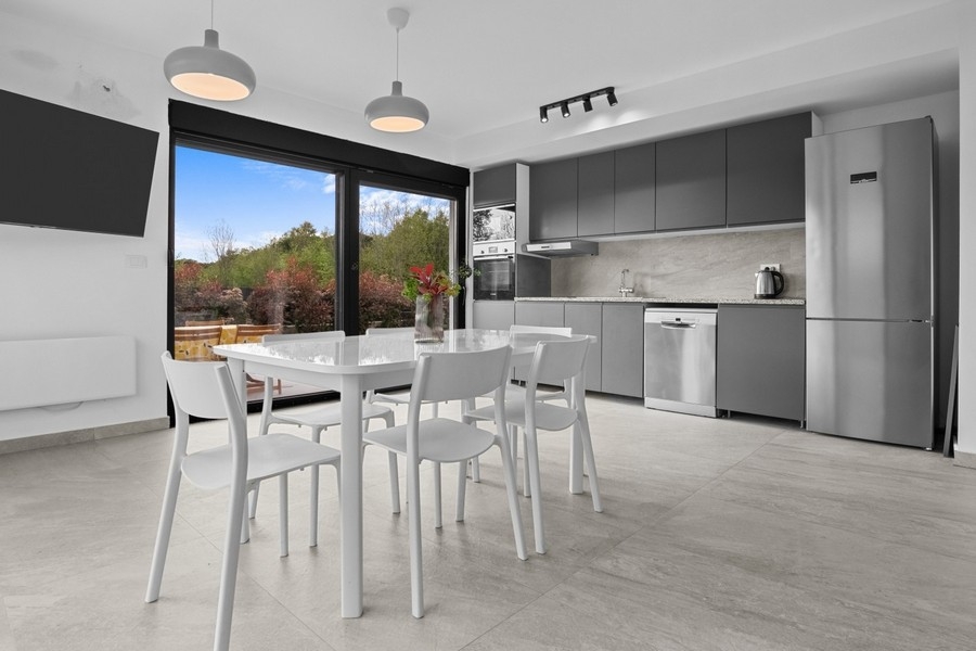 Modern nappali és étkező egyterű konyhával és teraszkapcsolattal