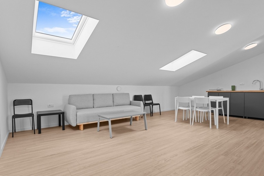 Tetőtér nappalival, konyhával és tetőablakkal