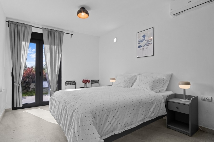 Hálószoba franciaággyal és kijárat a teraszra