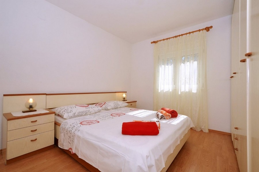 Hálószoba franciaággyal és nappali ablakkal