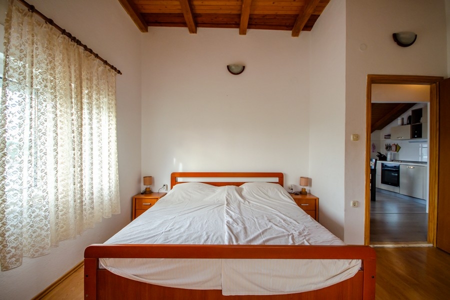 Egy másik hálószoba franciaággyal és hozzáféréssel a nappalihoz