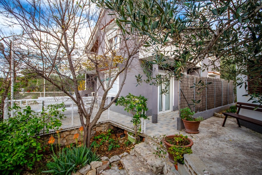 Tágas terasz ülősarokkal és külső pergolával