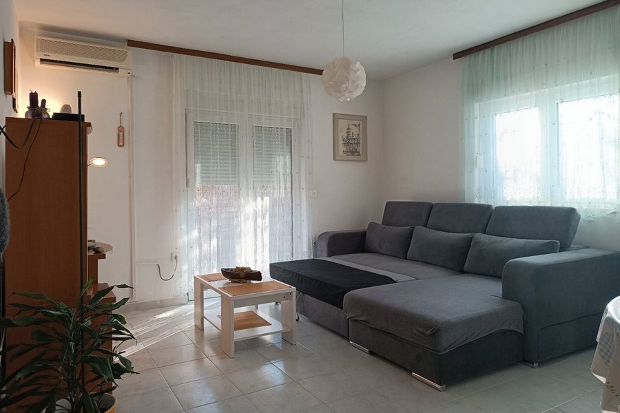 Külső rész kerttel, növényekkel és kijárattal a teraszra