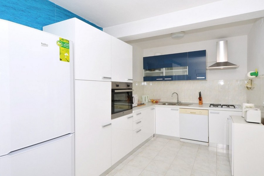 Nappali kanapéval, légkondicionálóval és kijárattal a teraszra