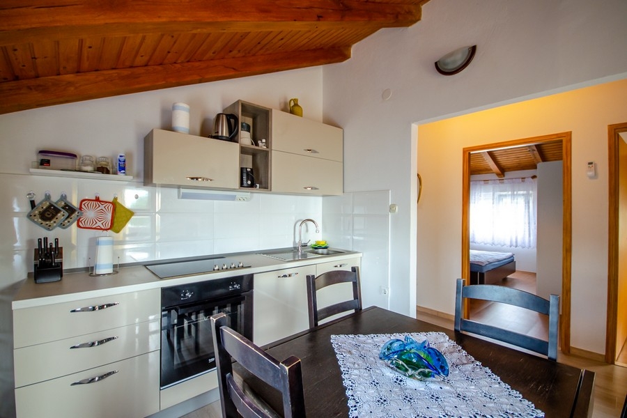 Modern konyha beépített gépekkel és munkafelülettel