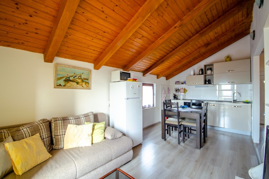 Nappali és étkező nyitott konyhával és fagerendás mennyezettel