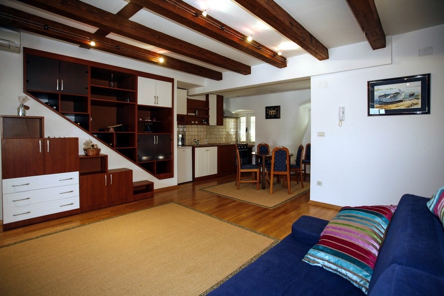 Nappali nyitott konyhával és fagerendákkal