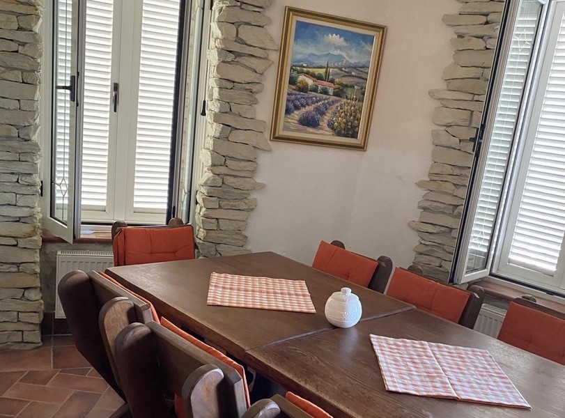 A konyha mellett étkező asztallal és székekkel