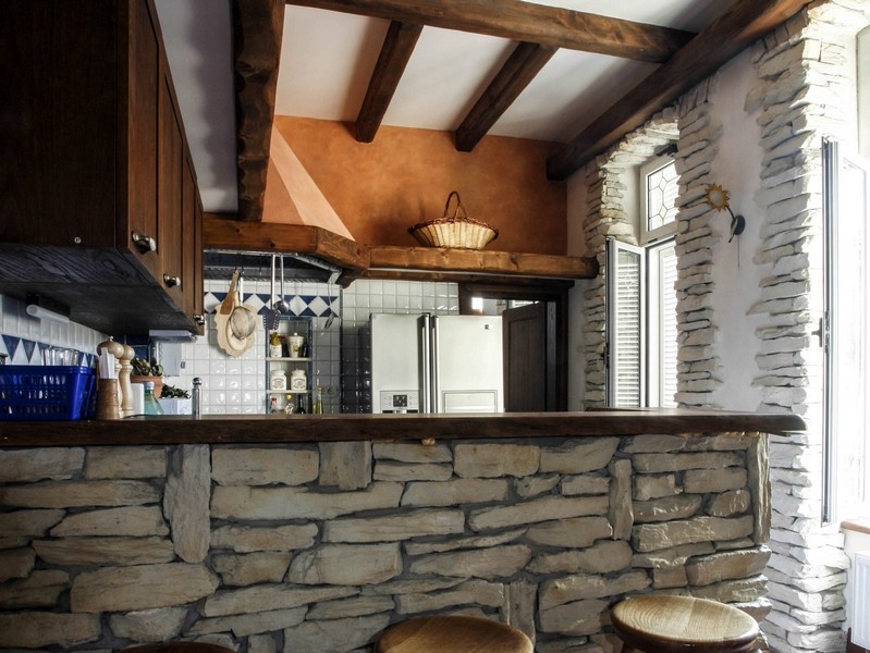 Konyha természetes kő elemekkel és pulttal