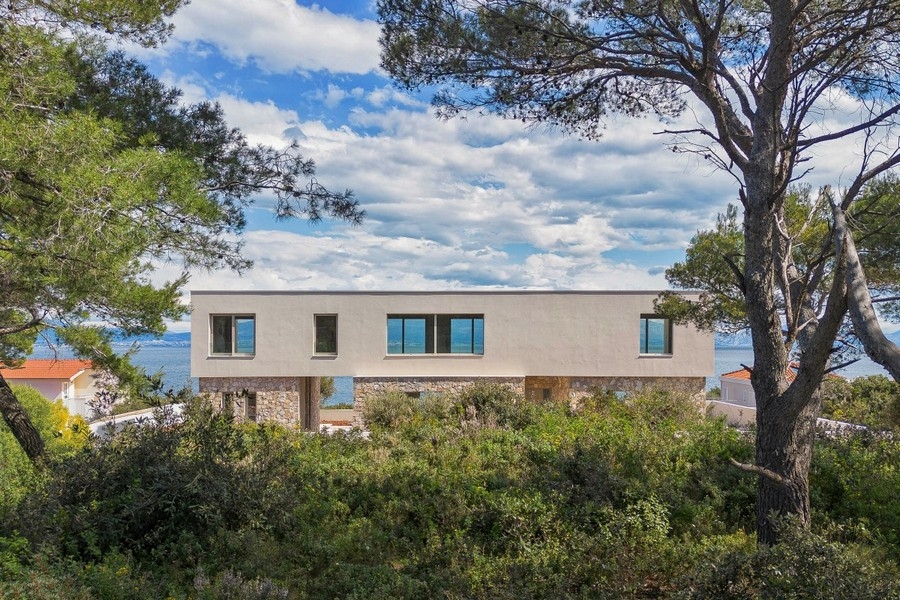 Modern ház tengerre néző kilátással csendes helyen